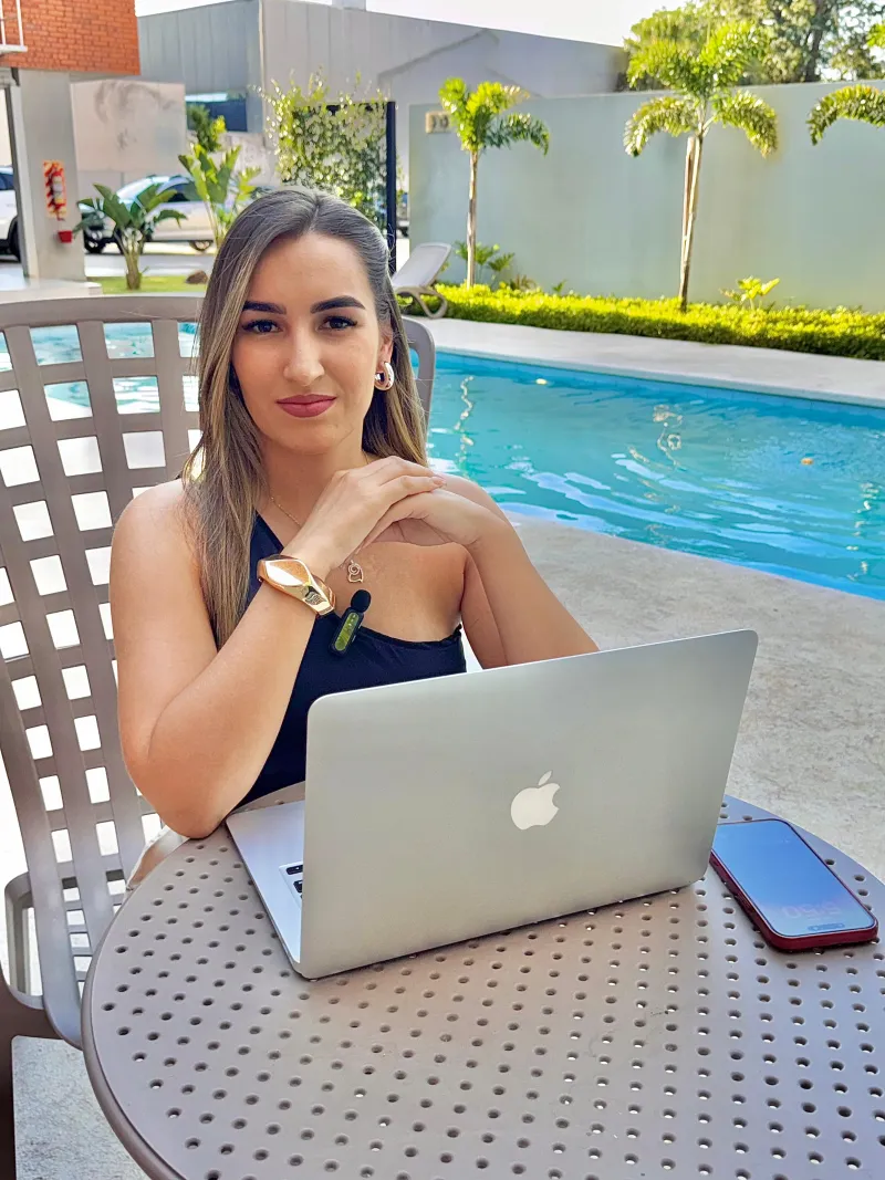 Micheli trabajando con laptop